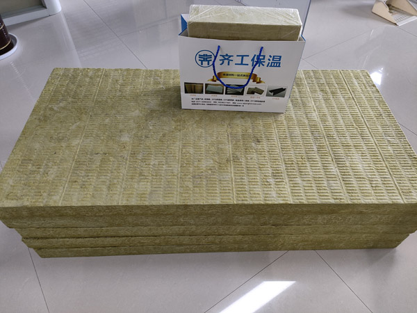 在制作巖棉板的時候,需要使用原料來加工生產